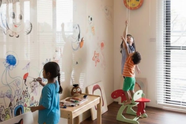 A lacquered glass wall that allows children to write, draw, 
