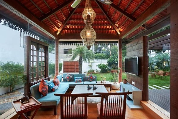 Indoor-and-Outdoor-connection-of-Glasshouse