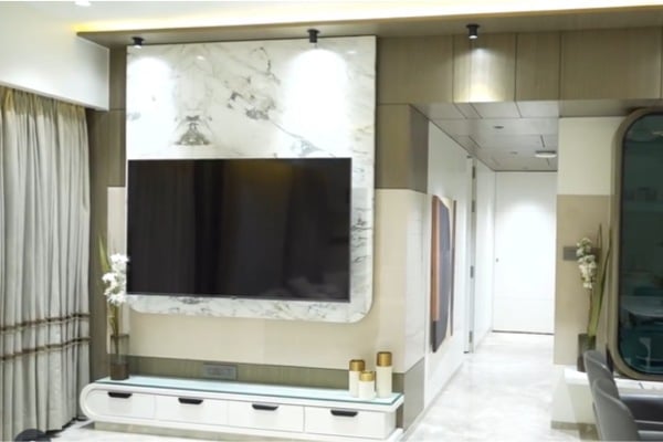 Lacquered-Glass-for-a-Warm-and-Awe-inspiring-Space