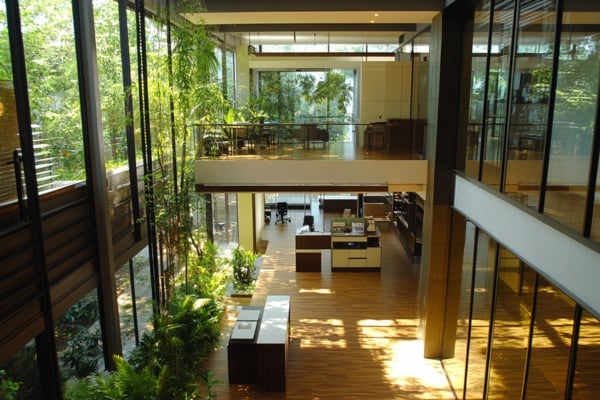 Low-Carbon-Glass-with-Solar-Control-Coatings-in-Facade-Enhance-Sustainablity 