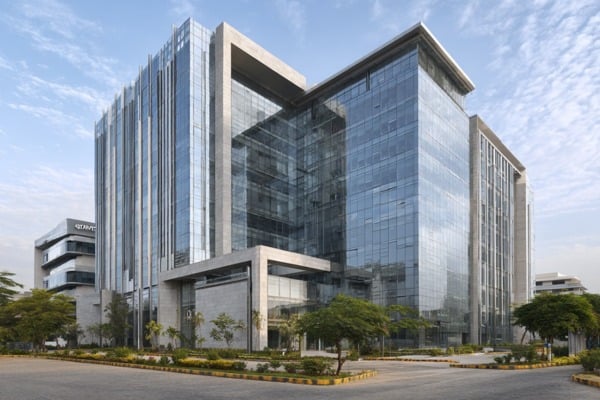 Low-E glass with low external reflection to improve comfort