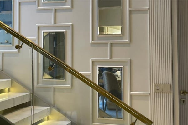 Mirror-Panels-on-the-Staircase-Wall