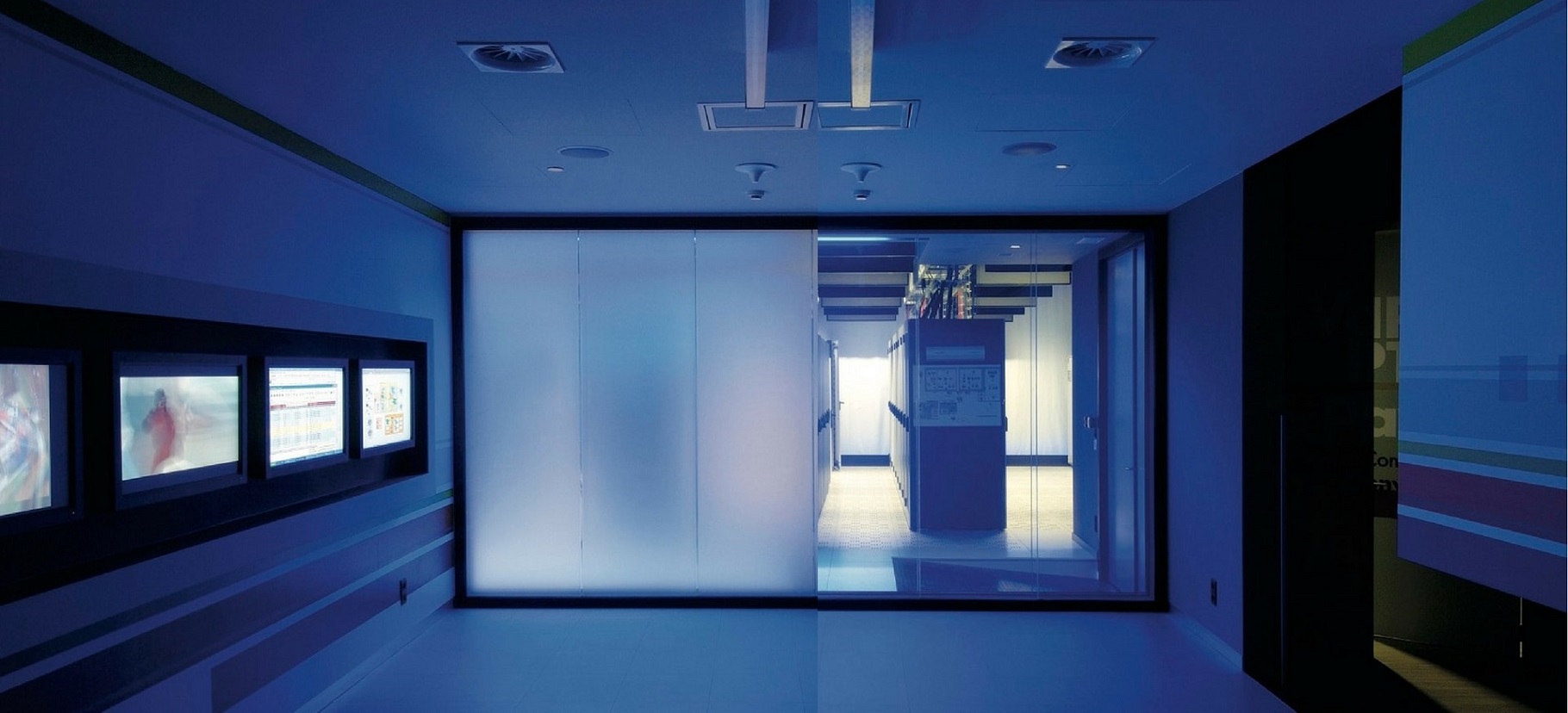 Vibrant Tinted Glass for Office Partition | Saint-Gobain