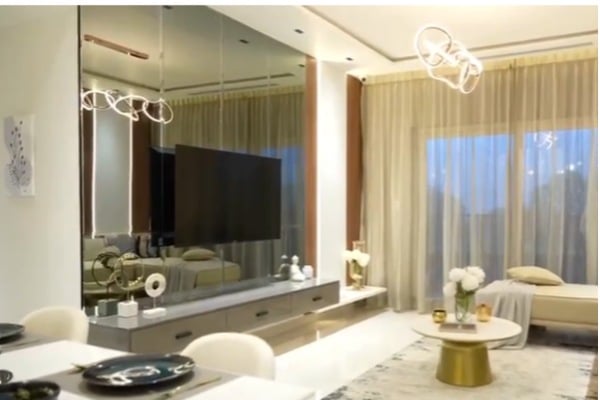 Tinted-Mirrors-Expand-Space-and-Light