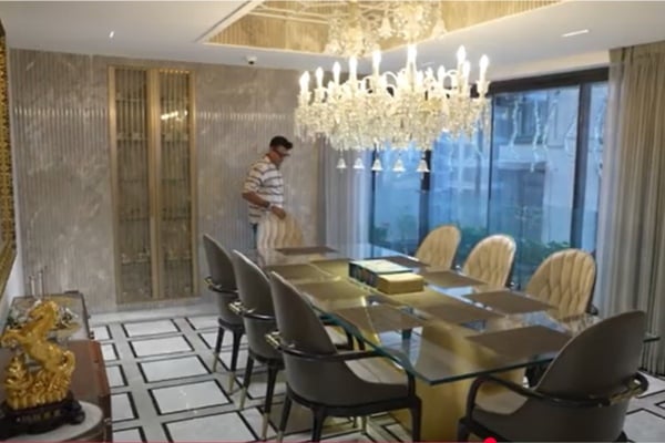 Toughened Glass Table & Mirrored Ceiling