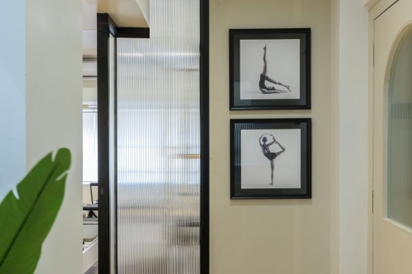 fluted-glass-partition-minimal-entryway