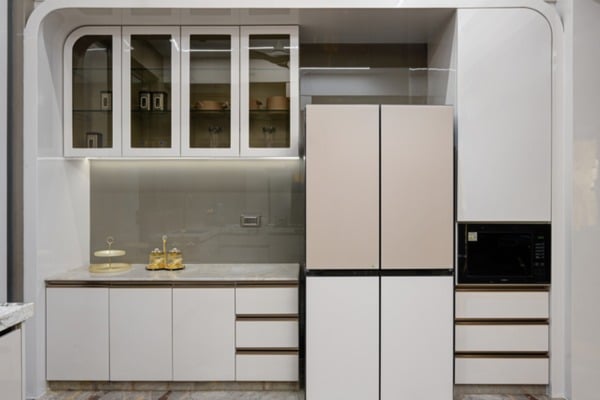 The Lacquered Glass Backsplash Brings Seamless Elegance and Practicality. 