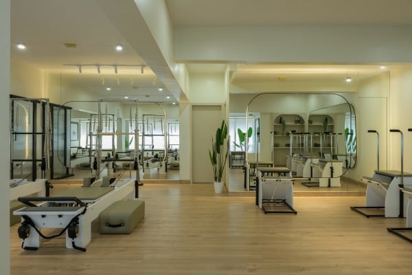 neutral-tones-clean-design-japandi-pilates-studio
